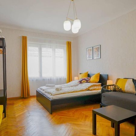 Appartamento Lonyay Gellert View 2Br Budapest Esterno foto