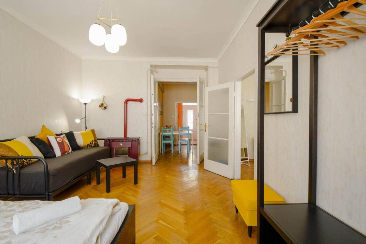 Appartamento Lonyay Gellert View 2Br Budapest Esterno foto