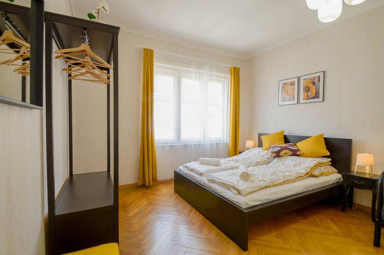 Appartamento Lonyay Gellert View 2Br Budapest Esterno foto