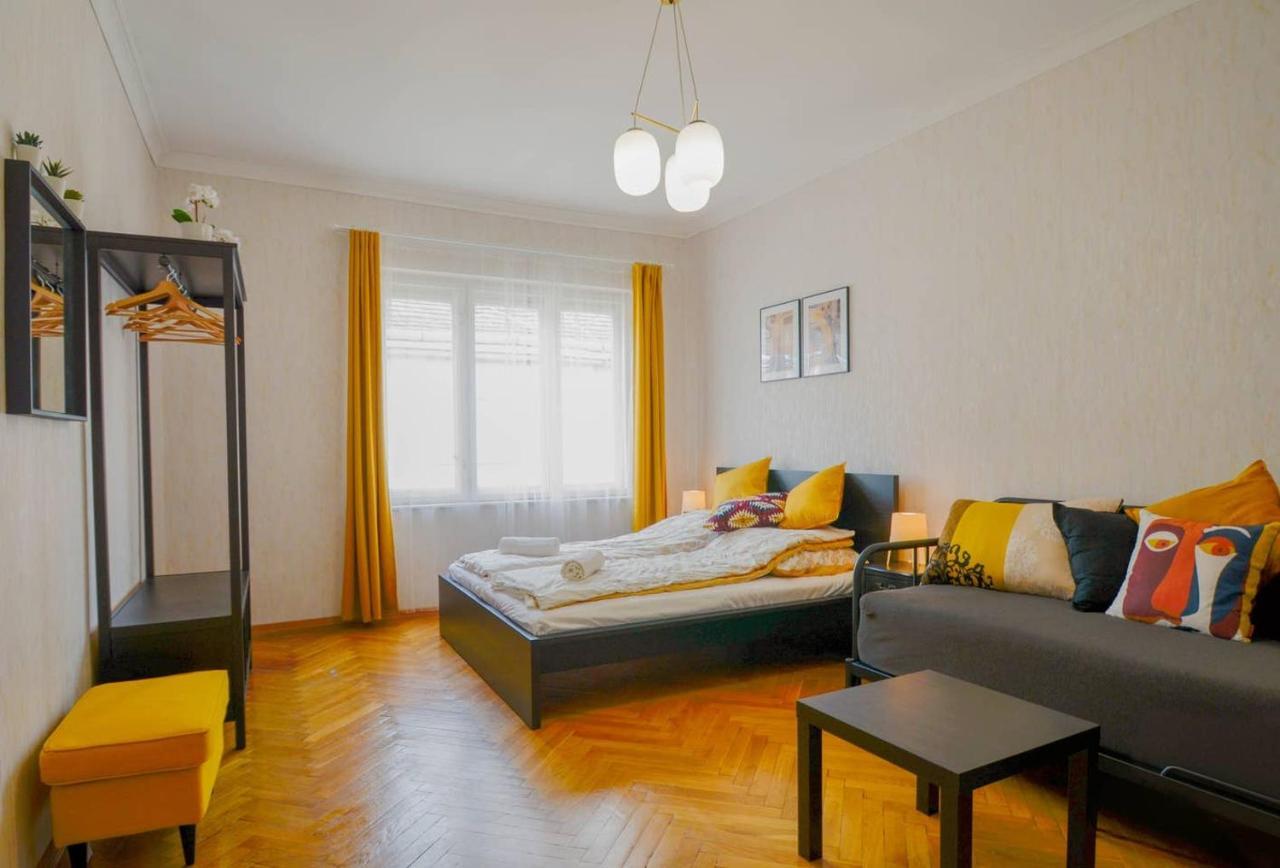 Appartamento Lonyay Gellert View 2Br Budapest Esterno foto