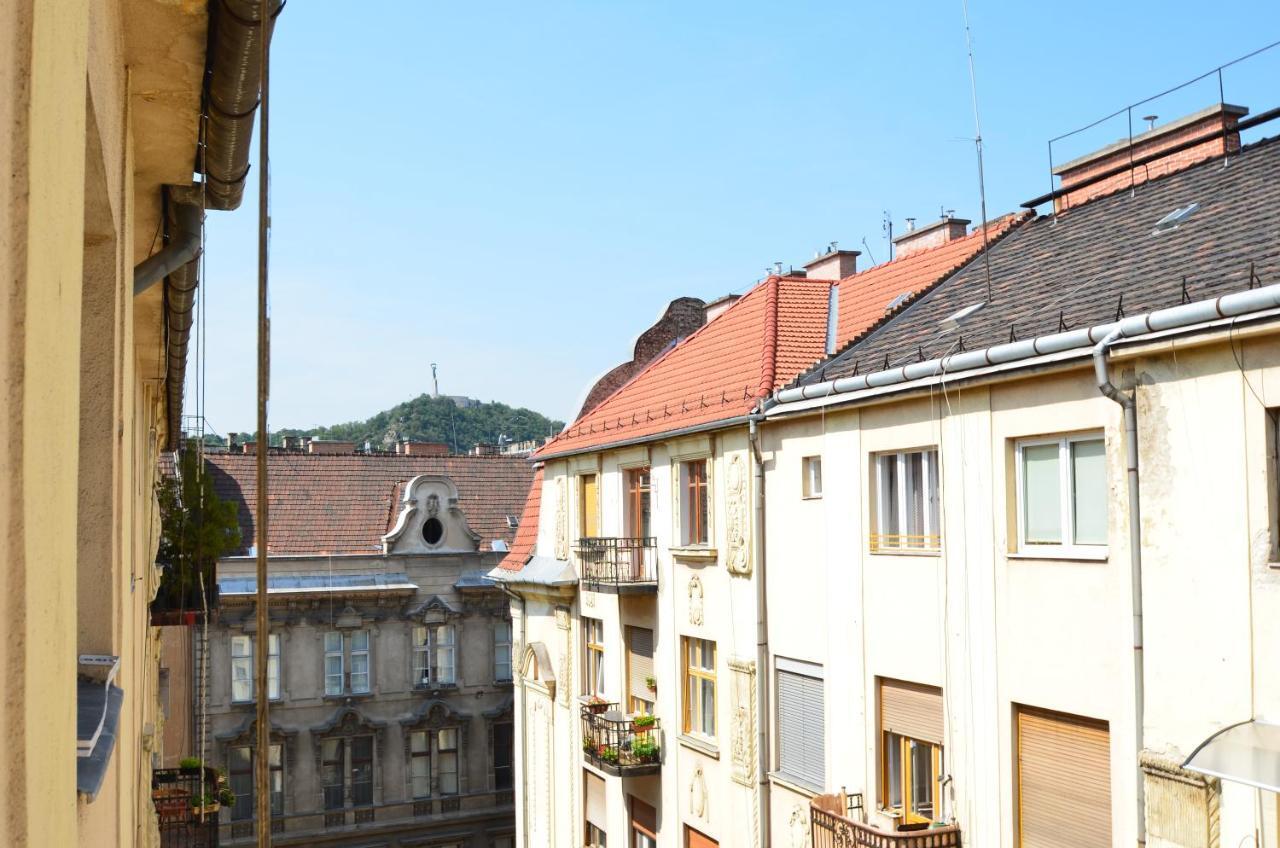 Appartamento Lonyay Gellert View 2Br Budapest Esterno foto
