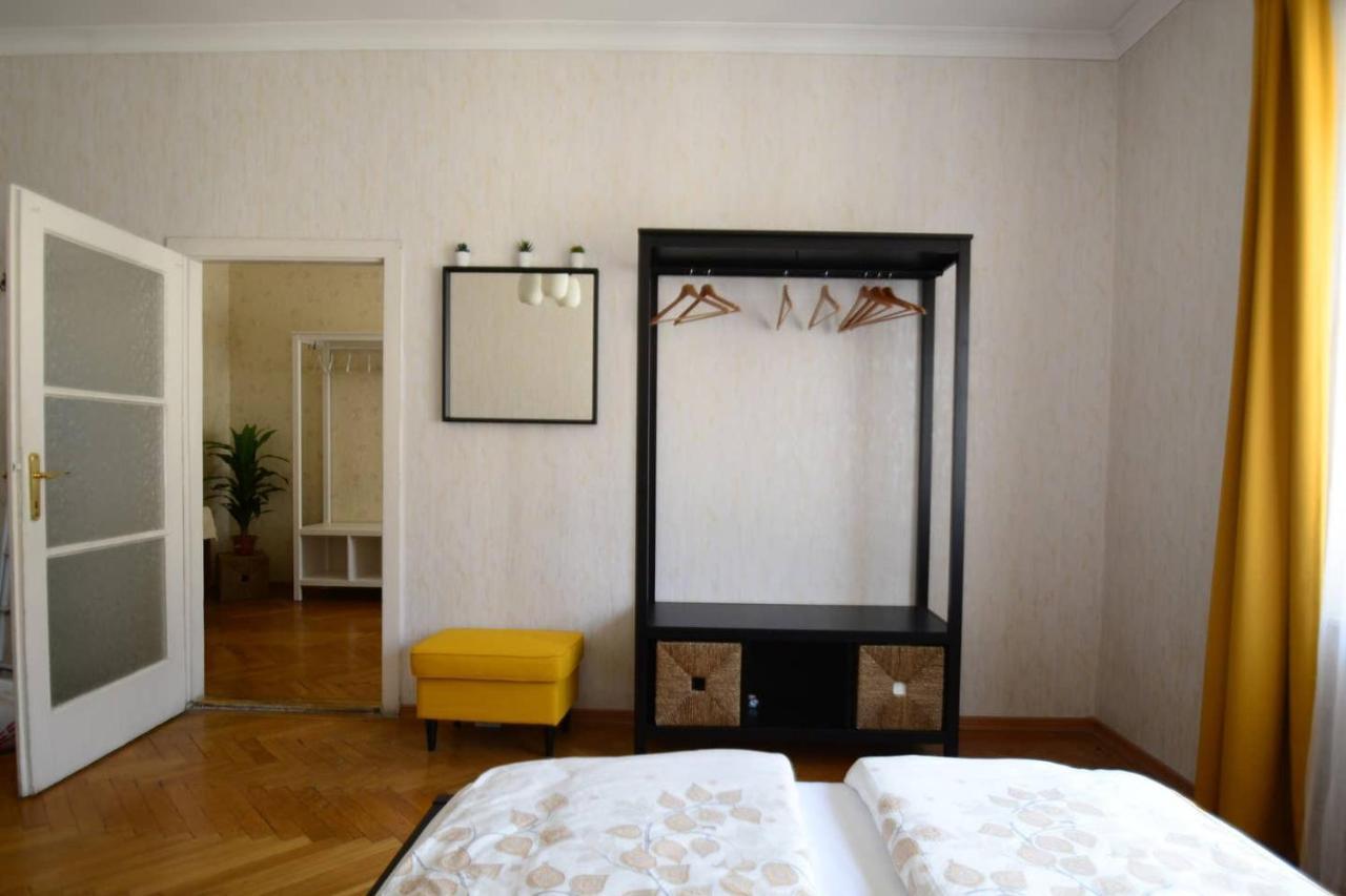 Appartamento Lonyay Gellert View 2Br Budapest Esterno foto